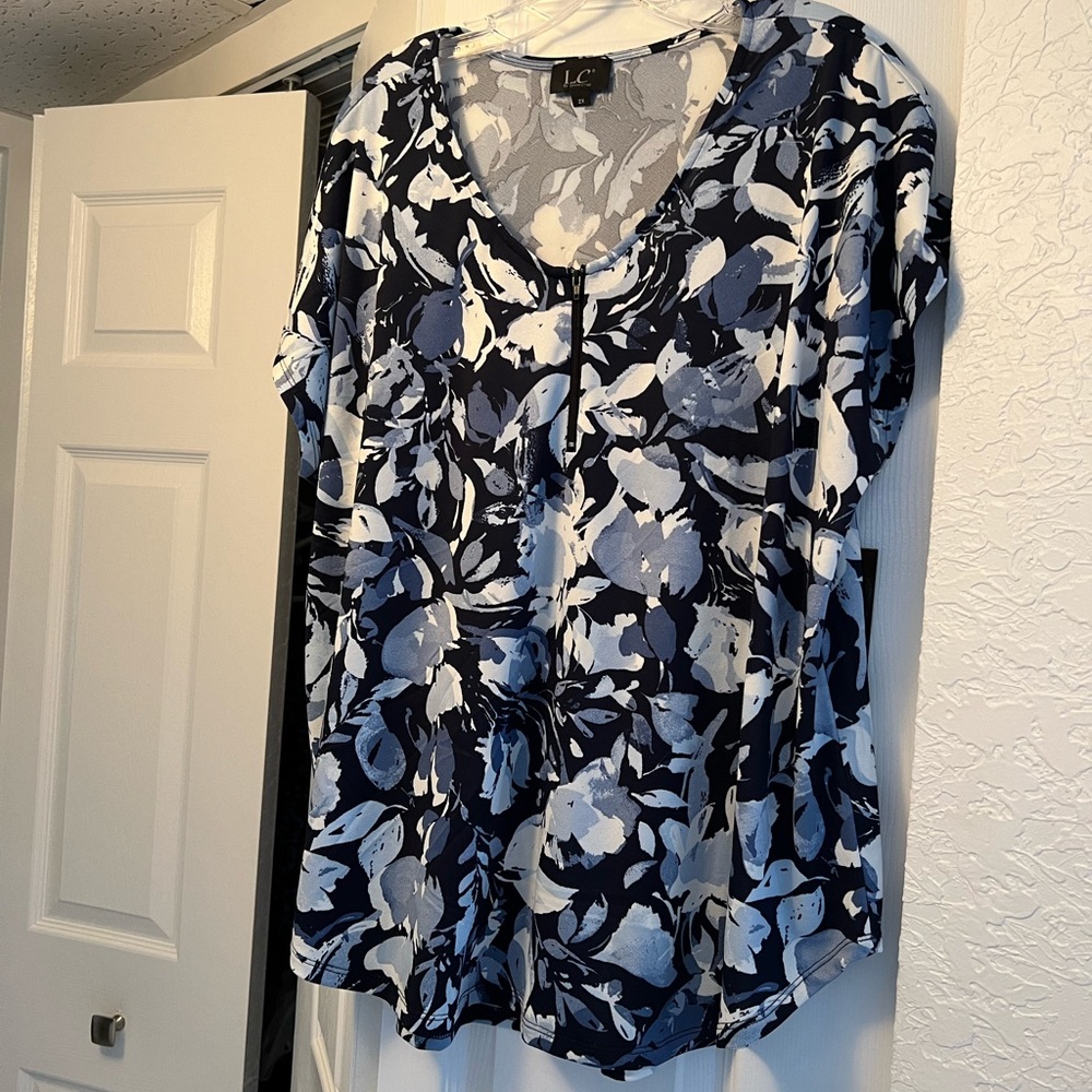 LC by LAURA CRUZ 2X BLUE & WHITE ZIP NECKLINE SHORT SLEEVE TOP